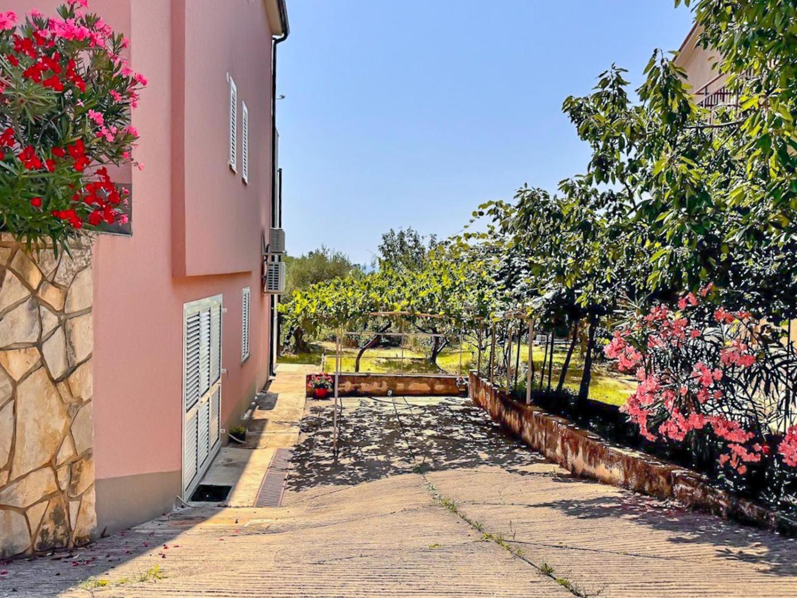 Vesna With A Terrace And Sea View Apartment *